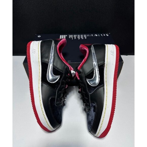 5.5Y | 7 WOMEN'S NIKE AIR FORCE 1 LOW PREMIUM HOUSTON BLACK /RED DZ5296 001 - Picture 4 of 9